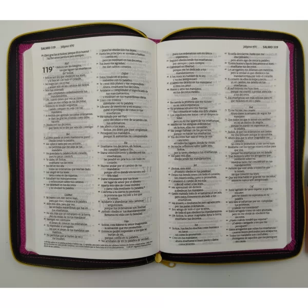 Biblia NTV Edicion ziper flores rosa semi piel 8.25P - Imagen 4